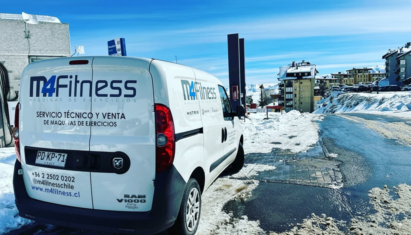 Técnicos de M4 Fitness armando una multiestación en un domicilio